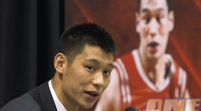 ג´רמי לין על רקע הפוסטר שלו ביוסטון (GettyImages) ג´רמי לין על רקע הפוסטר שלו ביוסטון (GettyImages)