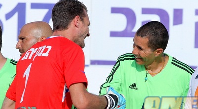 אלי טביב ולירן שטראובר לפני המשחק (יניב גונן)