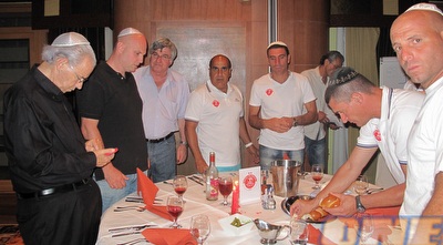 אנשי הפועל בארוחת שישי (האתר הרשמי) (ONE)