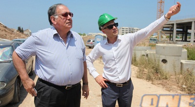 יונה יהב מעיף מבט על האצטדיון החדש (עמית מצפה)