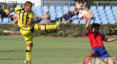 בן בן יאיר בועט, המגן עוזר לכדור להיכנס (הרשמי של מכבי ת&qout;א)