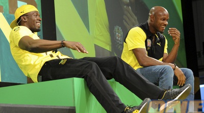 בולט ופאוול מחוייכים במסיבת העיתונאים (רויטרס)