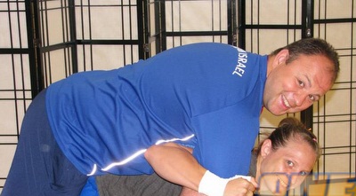 שלזינגר מתאמנת ליד המחיצה (הוועד האולימפי)