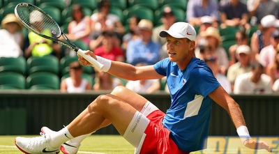 ברדיך לא מבין מה קורה לו על הדשא של ווימבלדון (GettyImages)