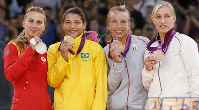 דומיטרו ומנזס עם המדליות (רויטרס)