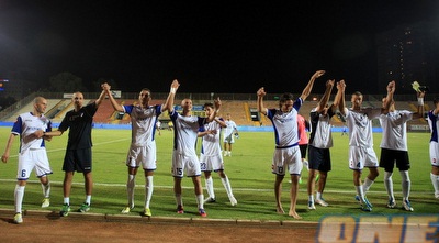 שחקני ק&qout;ש מודים לקהל בסיום (יוסי ציפקיס)