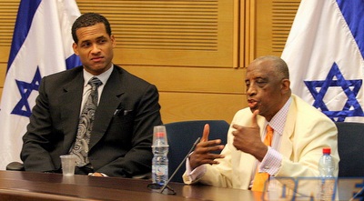 דיק בארנט וסטיבן הווארד בזמן הדיון (משה חרמון)