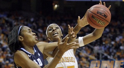 טיה לואיס (בכחול). 