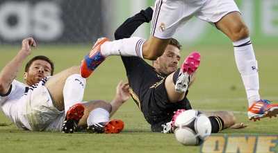 צ´אבי אלונסו ובקהאם בעקבות הכדור (רויטרס)