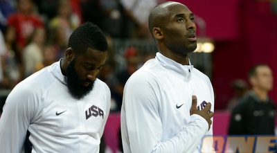 קובי והארדן בזמן ההמנון האמריקאי (לירון לוי)