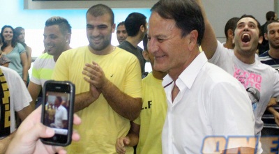 אלי כהן עם אוהדי בית&qout;ר. המאמן תלוי בכספי העמותה? (חגי ניזרי)