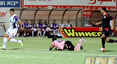 מחמוד קנדיל על הדשא, אחמד עבד בדרך לשער (יניב גונן) מחמוד קנדיל על הדשא, אחמד עבד בדרך לשער (יניב גונן)