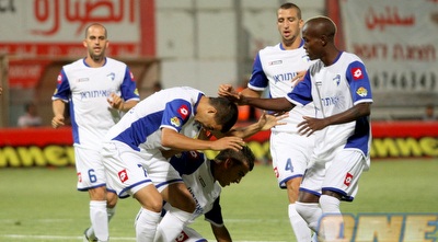 אחמד עבד מקבל את הברכות מהחברים (יניב גונן) אחמד עבד מקבל את הברכות מהחברים (יניב גונן)