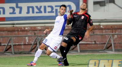 עידן ויצמן ולאסלו לאנצ´ה מחפשים את הכדור (יניב גונן) עידן ויצמן ולאסלו לאנצ´ה מחפשים את הכדור (יניב גונן)