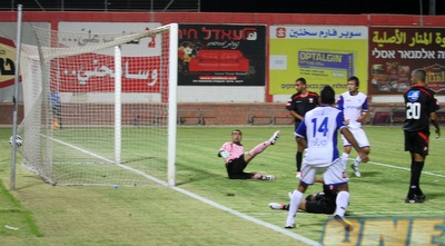 קנדיל נכנע לבעיטה של לאנצ´ה (יניב גונן) קנדיל נכנע לבעיטה של לאנצ´ה (יניב גונן)