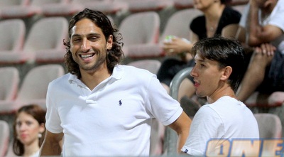 ברק בדש ואדריאן רוצ´ט ביציע (יניב גונן) ברק בדש ואדריאן רוצ´ט ביציע (יניב גונן)