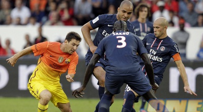 אלכס וסאקו מנסים לעצור את ליאו מסי. הכול בזכות הנעליים (רויטרס)