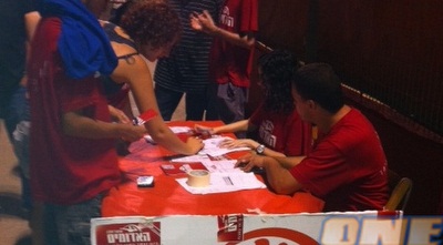 עמדות החתמה לעמותת האוהדים באימון הפועל ת&qout;א (שירי אלג´ם)