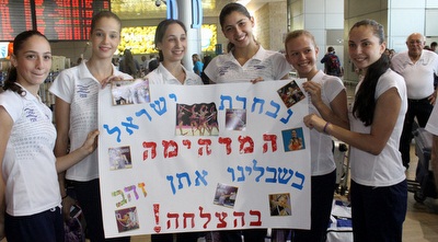 המתעמלות האומנותיות ממריאות ללונדון (חגי ניזרי)