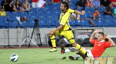 אטז´אנוב מנסה לעצור את גונסאלו (יניב גונן) אטז´אנוב מנסה לעצור את גונסאלו (יניב גונן)