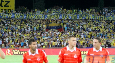 שחקני הפועל ת&qout;א על רקע הקהל הצהוב, לפני המשחק (יניב גונן) שחקני הפועל ת&qout;א על רקע הקהל הצהוב, לפני המשחק (יניב גונן)