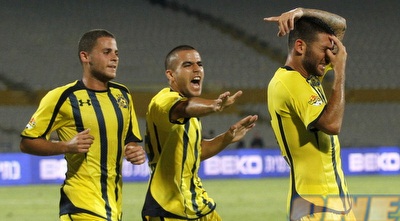 עטר חוגג עם בן יאיר ולוגסי (יוסי ציפקיס) עטר חוגג עם בן יאיר ולוגסי (יוסי ציפקיס)