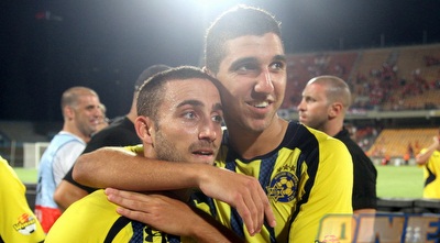 מונס דאבור חוגג עם רפי דהן (יניב גונן) מונס דאבור חוגג עם רפי דהן (יניב גונן)