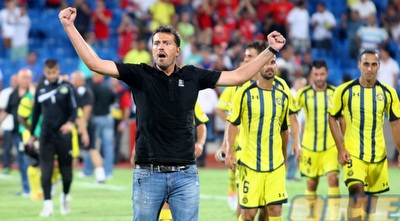 אוסקר חוגג עם האוהדים (יניב גונן)