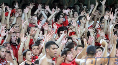 אוהדי הפועל ת&qout;א. מקווים לנצח בדרבי הבא (יניב גונן)