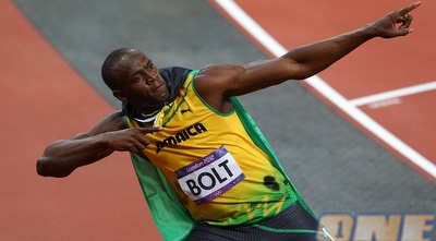 בולט חוגג כמו שבולט יודע לאחר הזכייה בזהב בלונדון (GettyImages)