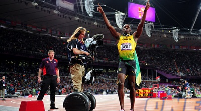 אוסיין בולט עושה פוזות לקהל. בטוח מהיר יותר מההיא על הסאגווי (GettyImages)