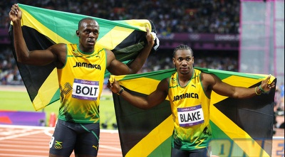 אוסיין בולט ויוהאן בלייק חוגגים עם דגלי ג´מייקה. מה הם אוכלים שם? (רויטרס)