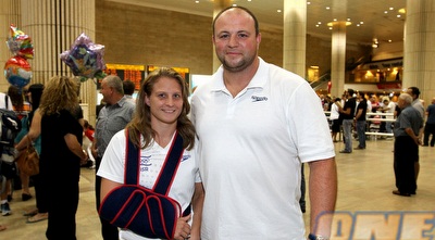 אליס שלזינגר ובעלה/מאמנה, פאבל מוסין (שי לוי)