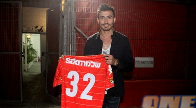 ברונו קוטיניו עם החולצה החדשה (יוסי ציפקיס)