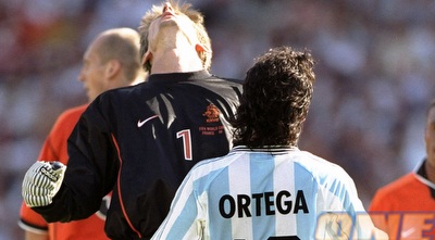 אורטגה נוגח בפניו של ואן דר סאר (GettyImages)