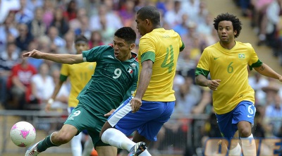 ז&acute;ואן מנסה לעצור את פרלטה (רויטרס)