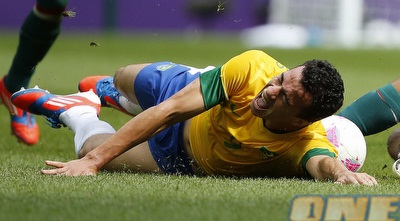 ליאנדרו דמיאו נאנק מכאבים (רויטרס)