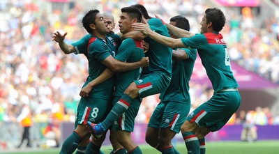 שחקני נבחרת מקסיקו חוגגים את הניצחון הנהדר (GettyImages)