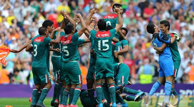 שחקני נבחרת מקסיקו חוגגים את הניצחון הנהדר (GettyImages)