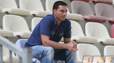 שלומי דורה צופה בקבוצתו מהיציע (עמית מצפה)