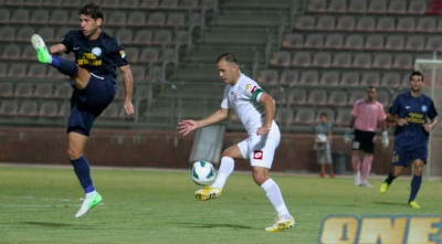 חאלד חלאילה עם הכדור, בעכו תופסים אוויר (עמית מצפה)