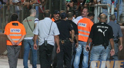 שאהר חלאילה עולה ליציע האוהדים (עמית מצפה)