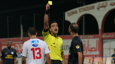 משה מישאלוף רואה כרטיס צהוב ומבט מאיים מזטמה (עמית מצפה)