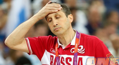 בלאט תופס את הראש. מה עושים נגד השלשות? (GettyImages) בלאט תופס את הראש. מה עושים נגד השלשות? (GettyImages)