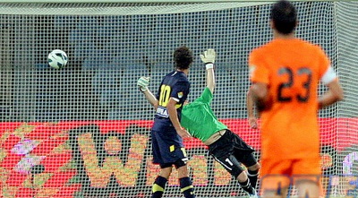 הכדור שבעט מרינקוביץ´ טס לרשת של ברק לוי (משה חרמון)