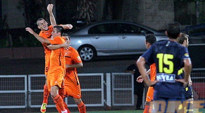 עגייב מזנק על מרינקוביץ´ (משה חרמון)