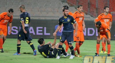 קולאוטי עוזר לזיו לקום (משה חרמון)