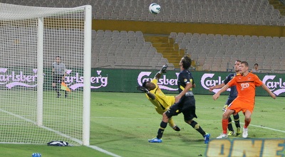 גונסאלו מביט בכדור (משה חרמון)