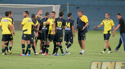 שחקני מכבי והצוות המקצועי בסיום (משה חרמון)