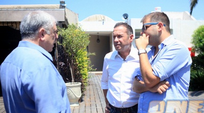 אבנר קופל מחוץ לקלפי יוסי ציפקיס)